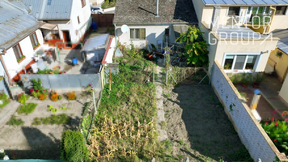 Ponúkame na predaj starší RD s obrovským potenciálom na Cintorínskej ul. v Piešťanoch